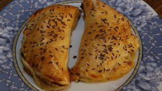 Пирожки со шпинатом и грушей