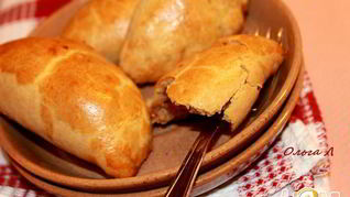 Шоссоны пирожки с грушей и горгонзолой