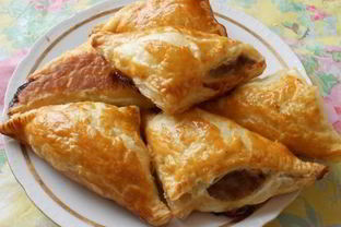 Слоеные пирожки с мясом