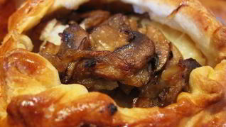 Слоеные пирожки с рыбой, грибами и рисом