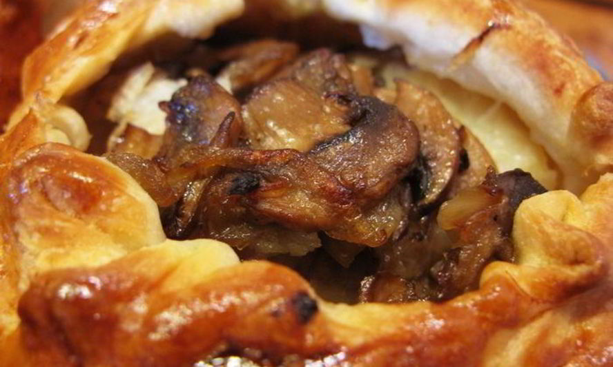 Рецепт слоеных пирожков с рыбой, грибами и рисом