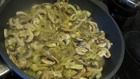 слоеные пирожки с рыбой, грибами и рисом