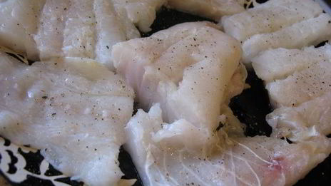 слоеные пирожки с рыбой, грибами и рисом