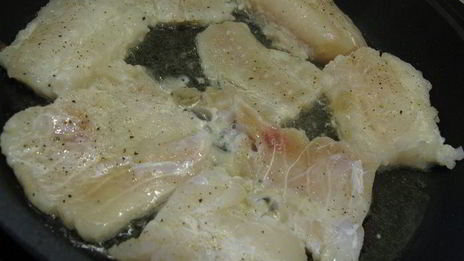 слоеные пирожки с рыбой, грибами и рисом