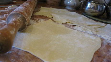 слоеные пирожки с рыбой, грибами и рисом