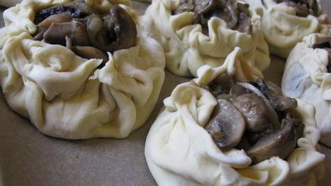 слоеные пирожки с рыбой, грибами и рисом