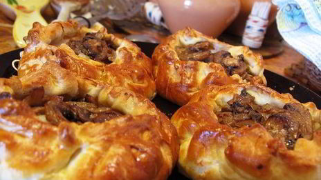 слоеные пирожки с рыбой, грибами и рисом