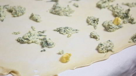 слоеные пирожки с творожным сыром