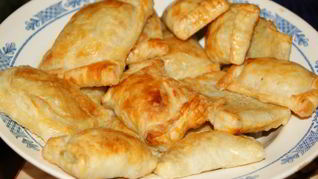 Слоеные пирожки с жареной капустой и луком