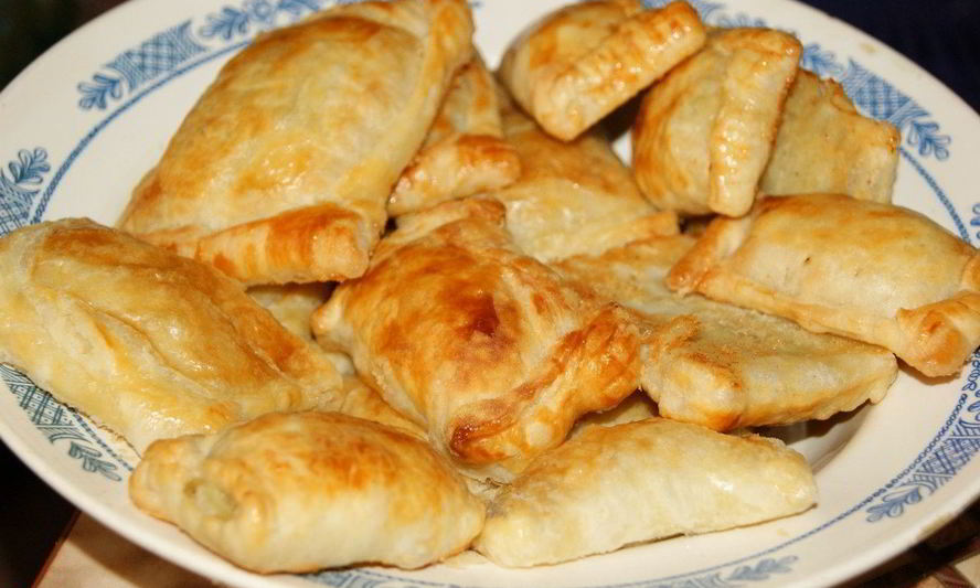 Рецепт слоеных пирожков с жареной капустой и луком