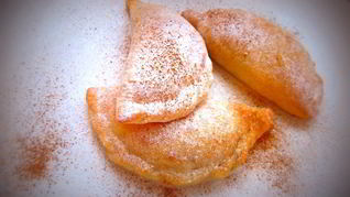 Творожные пирожки с яблочной начинкой и корицей