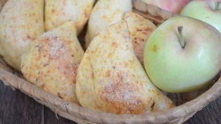 Яблочные пирожки из сырного теста