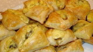 Закусочные пирожки с сыром и грибами