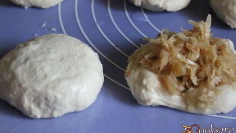 жареные пирожки с капустой