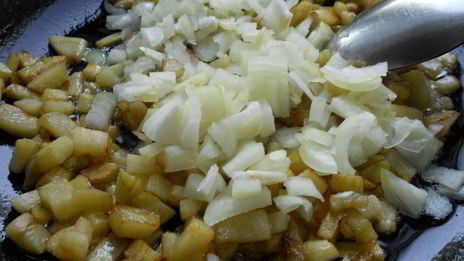 жареные пирожки с картофелем и баклажанами