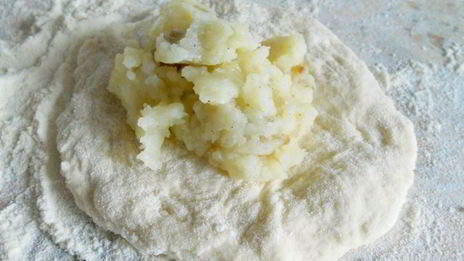 жареные пирожки с картофелем и баклажанами