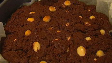 брауни с макадамией и белым шоколадом