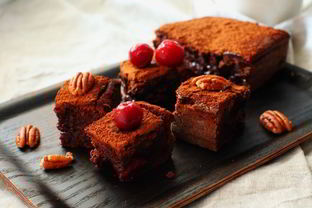 Брауни с вишней и орехами
