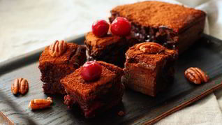 Брауни с вишней и орехами