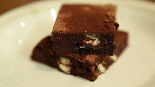 Кофейный брауни с черным и белым шоколадом