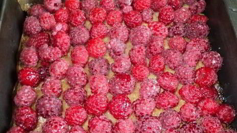 пирожное малина на снегу