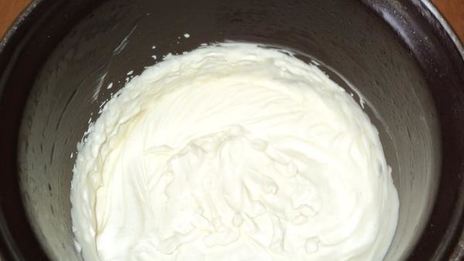 пирожное малина на снегу