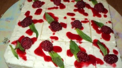 пирожное малина на снегу