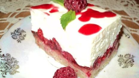 пирожное малина на снегу