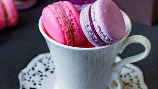 Пирожные макарон с клубникой и черной смородиной