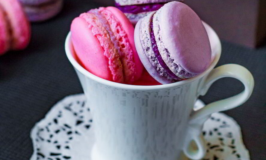 Рецепт пирожных макарон с клубникой и черной смородиной