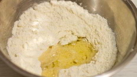 пирожные макарон с клубникой и черной смородиной