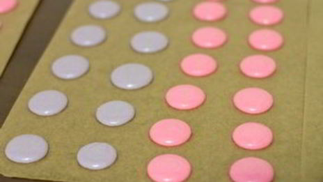 пирожные макарон с клубникой и черной смородиной