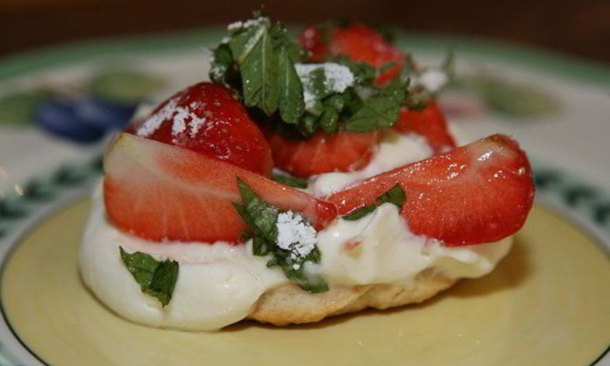 Рецепт пирожных с клубникой, маскарпоне и мятой