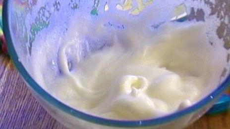 пирожные с клубникой, маскарпоне и мятой