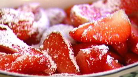 пирожные с клубникой, маскарпоне и мятой