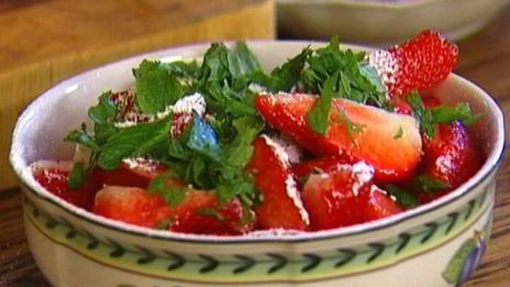 пирожные с клубникой, маскарпоне и мятой