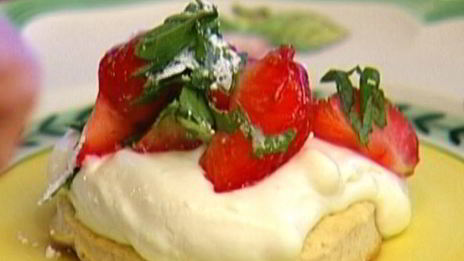 пирожные с клубникой, маскарпоне и мятой