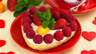 Цитрусовые пирожные Валентинки с фруктами