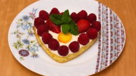 цитрусовые пирожные валентинки с фруктами