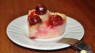 Творожное пирожное с ягодами