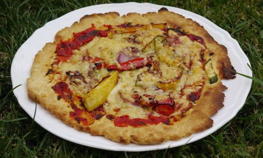 Рецепт быстрой пиццы с перцем, цукини и красным луком