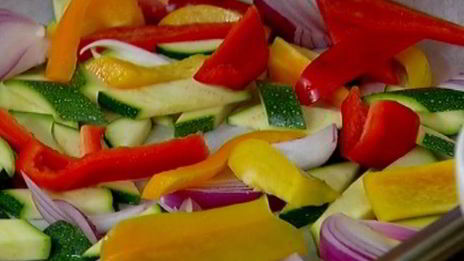 быстрая пицца с перцем, цукини и красным луком