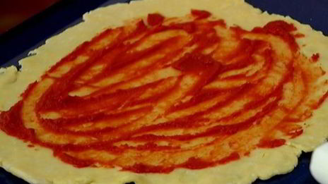 быстрая пицца с перцем, цукини и красным луком