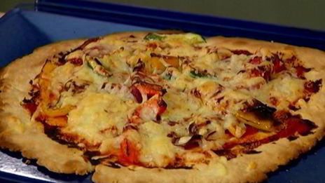 быстрая пицца с перцем, цукини и красным луком