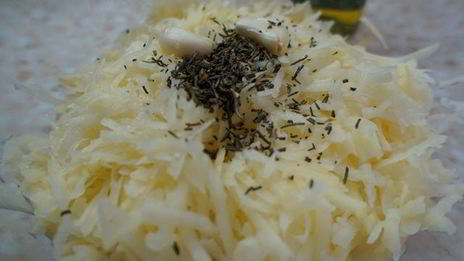 картофельная пицца с грибами и маслинами