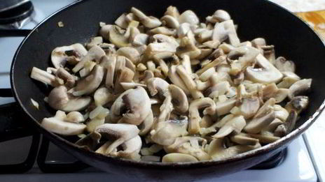 картофельная пицца с грибами и маслинами