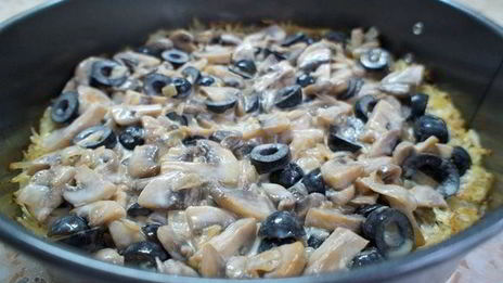 картофельная пицца с грибами и маслинами