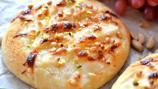 Мини-пицца Пекорино с медом, грушей и кедровыми орешками