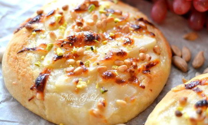 Рецепт мини-пиццы пекорино с медом, грушей и кедровыми орешками