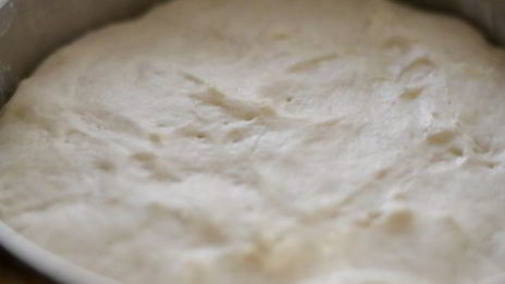 мини-пицца пекорино с медом, грушей и кедровыми орешками